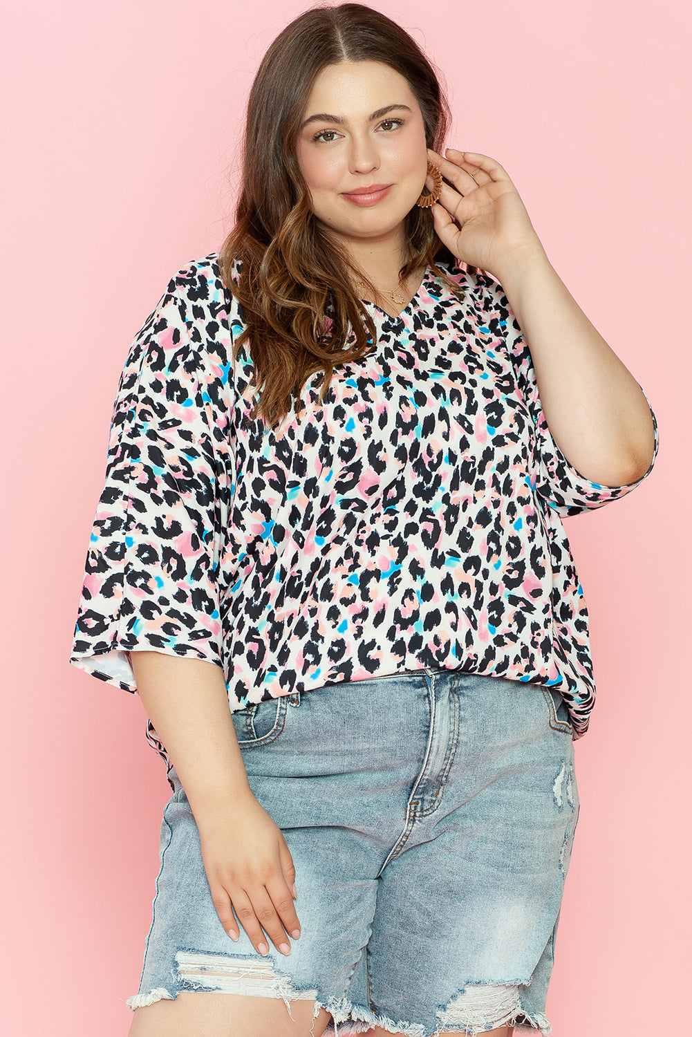 Top de talla grande con estampado de leopardo marrón, cuello de pico y manga murciélago