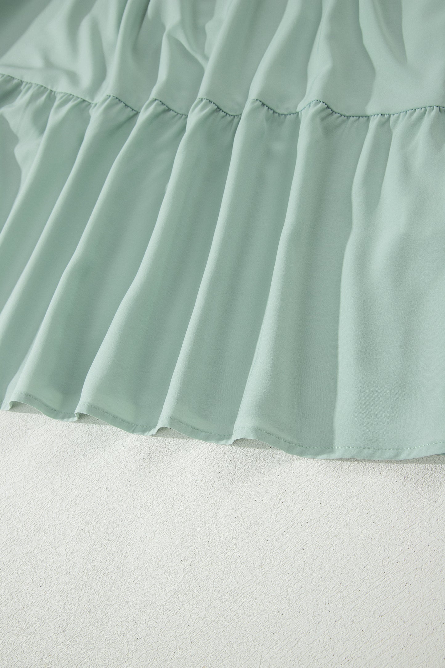 Vestido maxi escalonado de cintura alta con cuello en V y manga corta abullonada en color sólido Aqua claro
