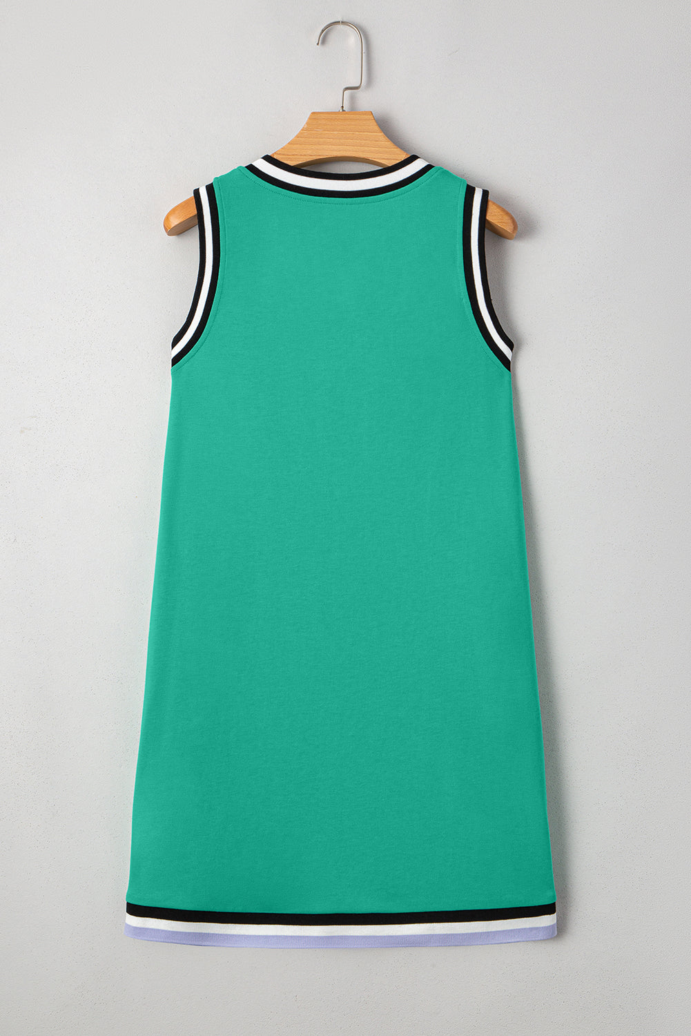 Minivestido con cuello en V, sin mangas, de color verde menta con ribete de contraste.