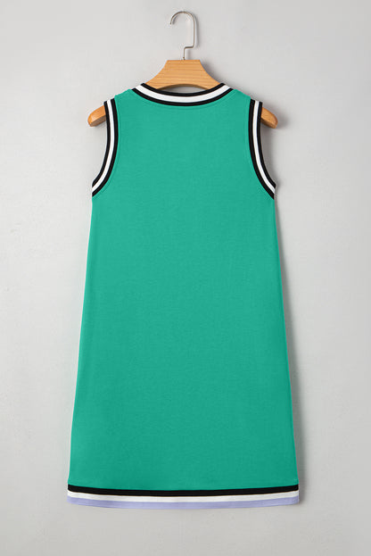 Minivestido con cuello en V, sin mangas, de color verde menta con ribete de contraste.