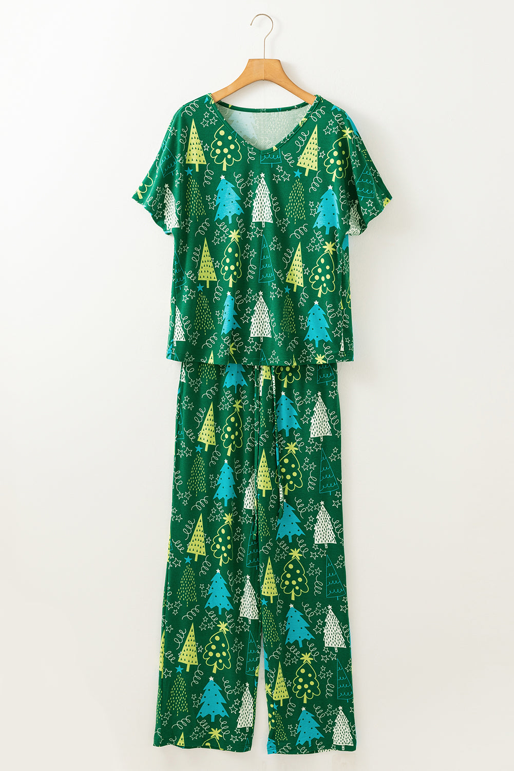 Conjunto de salón de camiseta con cuello en V y pantalones con estampado de árbol de Navidad verde