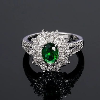 European and American Anniversary Couple Gift: European and American New Geometric Ring Luxury Green Zircon Accessory