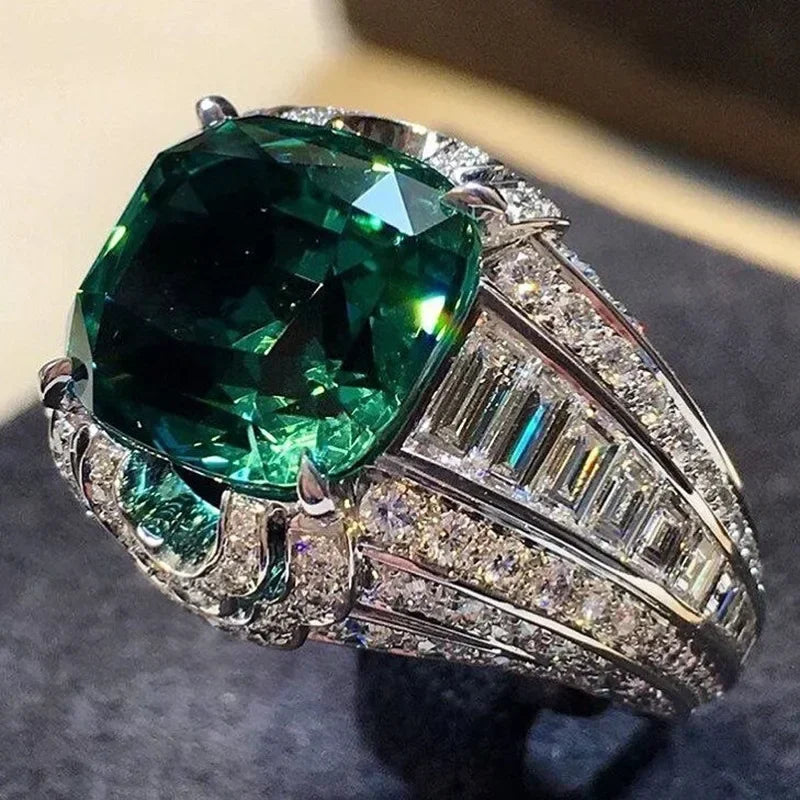 European and American Anniversary Couple Gift: European and American New Geometric Ring Luxury Green Zircon Accessory