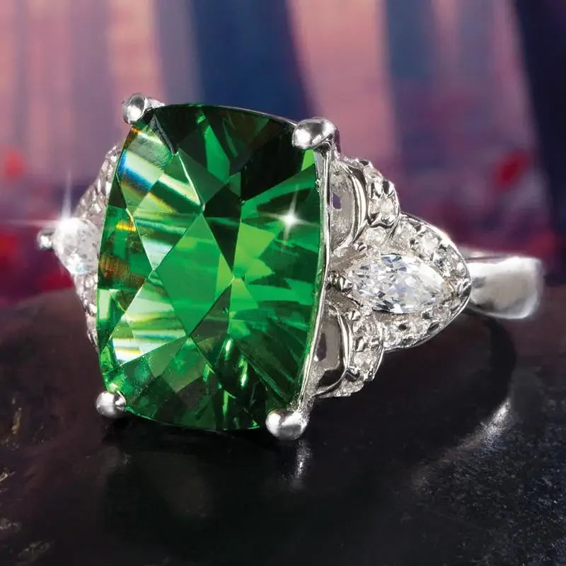 European and American Anniversary Couple Gift: European and American New Geometric Ring Luxury Green Zircon Accessory