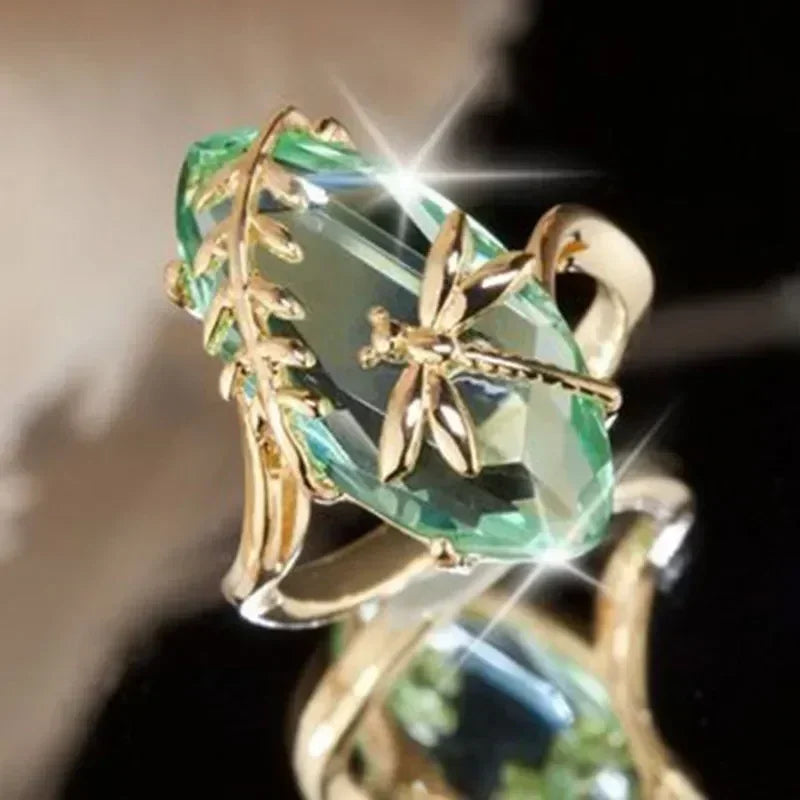 European and American Anniversary Couple Gift: European and American New Geometric Ring Luxury Green Zircon Accessory