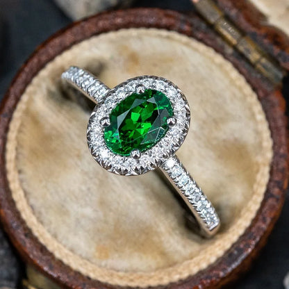 European and American Anniversary Couple Gift: European and American New Geometric Ring Luxury Green Zircon Accessory