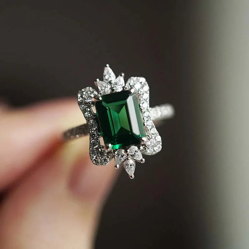 European and American Anniversary Couple Gift: European and American New Geometric Ring Luxury Green Zircon Accessory