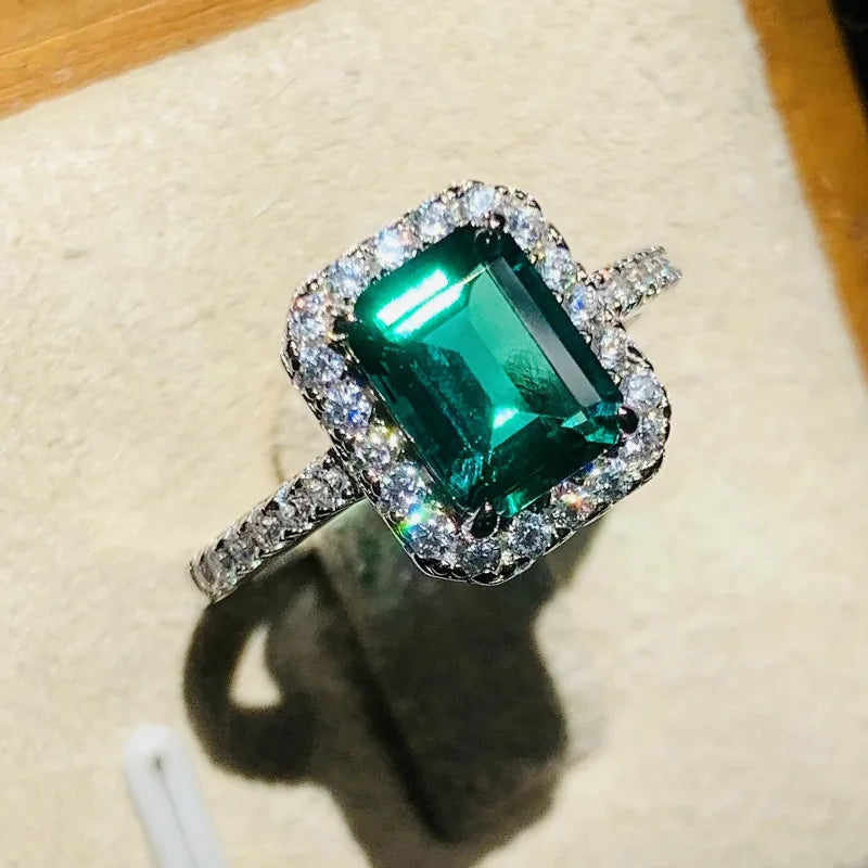 European and American Anniversary Couple Gift: European and American New Geometric Ring Luxury Green Zircon Accessory