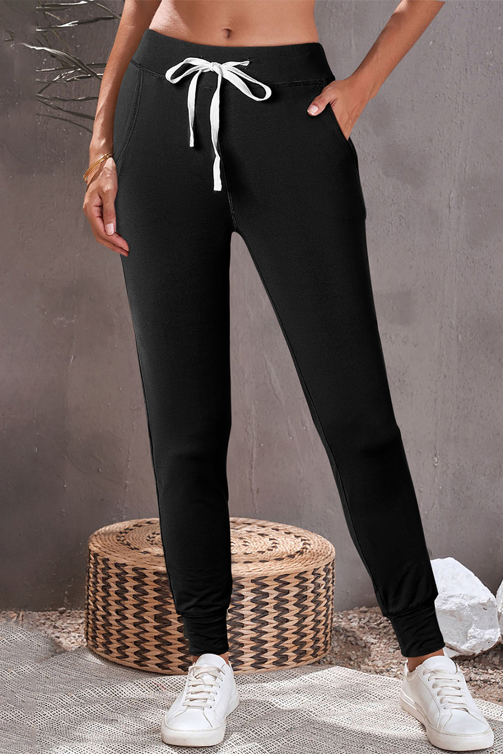 Pantalones jogger negros con cordón, cintura elástica y bolsillos