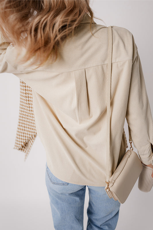 Chaqueta de pana de pata de gallo estilo shacket con bolsillos de solapa en color pergamino