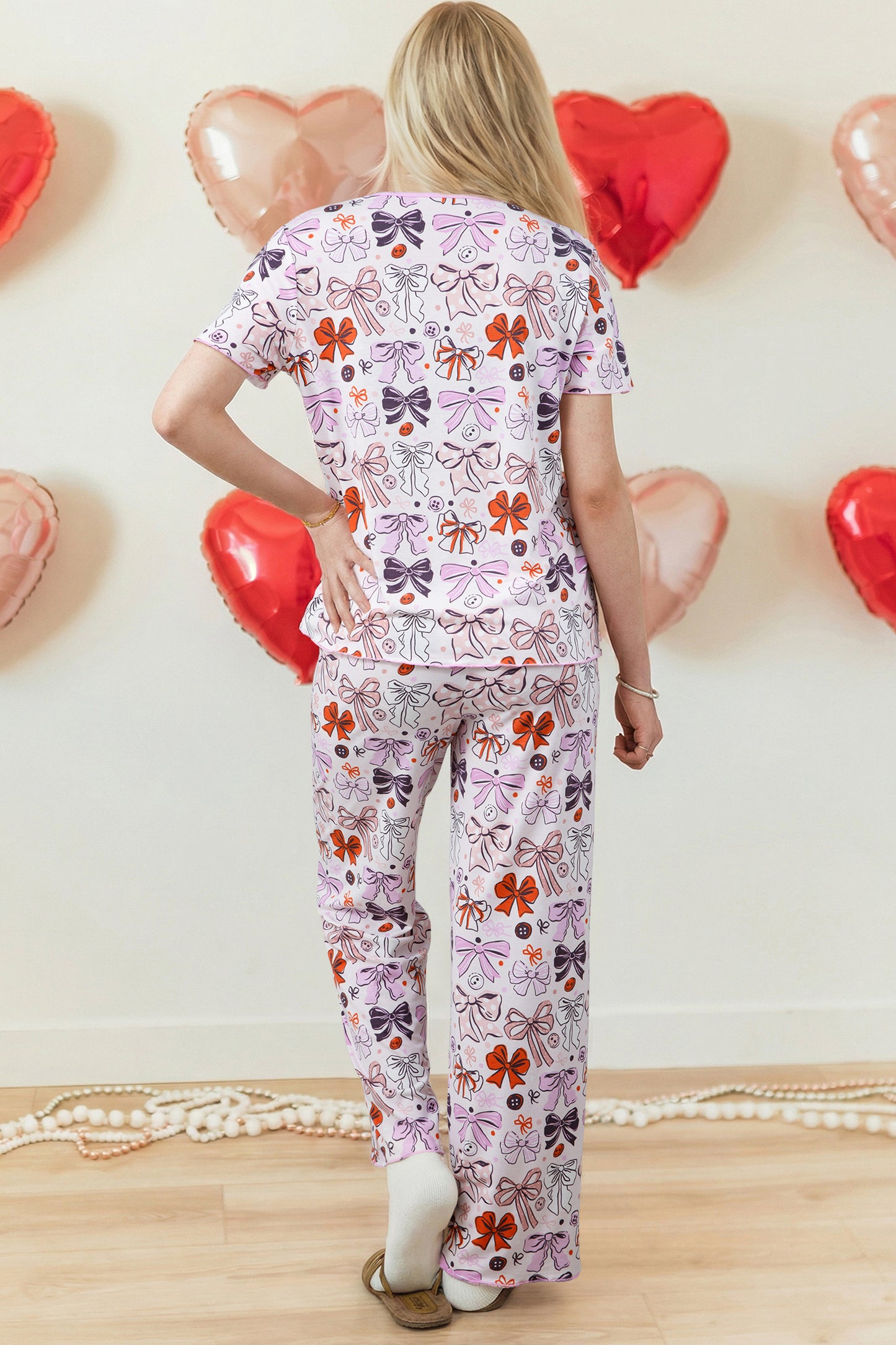 Pijama de pantalón corto con botones, lazos diversos, estampado y ribete en contraste en color rosa