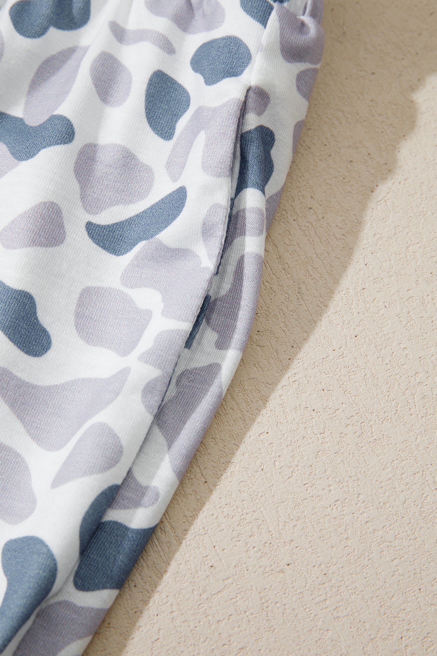 Conjunto de pijama de 2 piezas con estampado de camuflaje beige con solapa y cordón para shorts