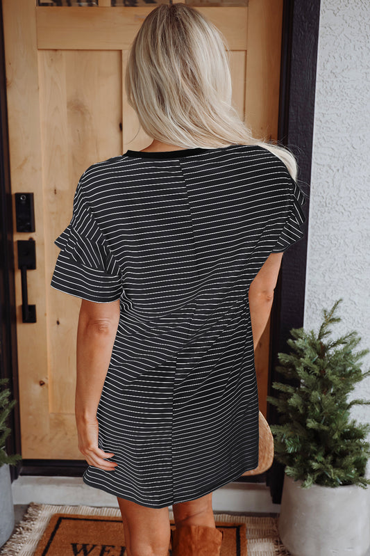Minivestido recto con cuello redondo, manga corta con volantes y rayas negras