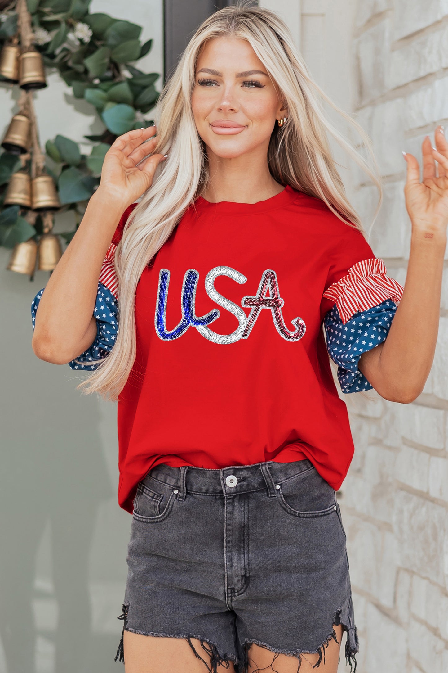 Top de manga con empalme en contraste patriótico con letras de USA en lentejuelas rojas ardientes