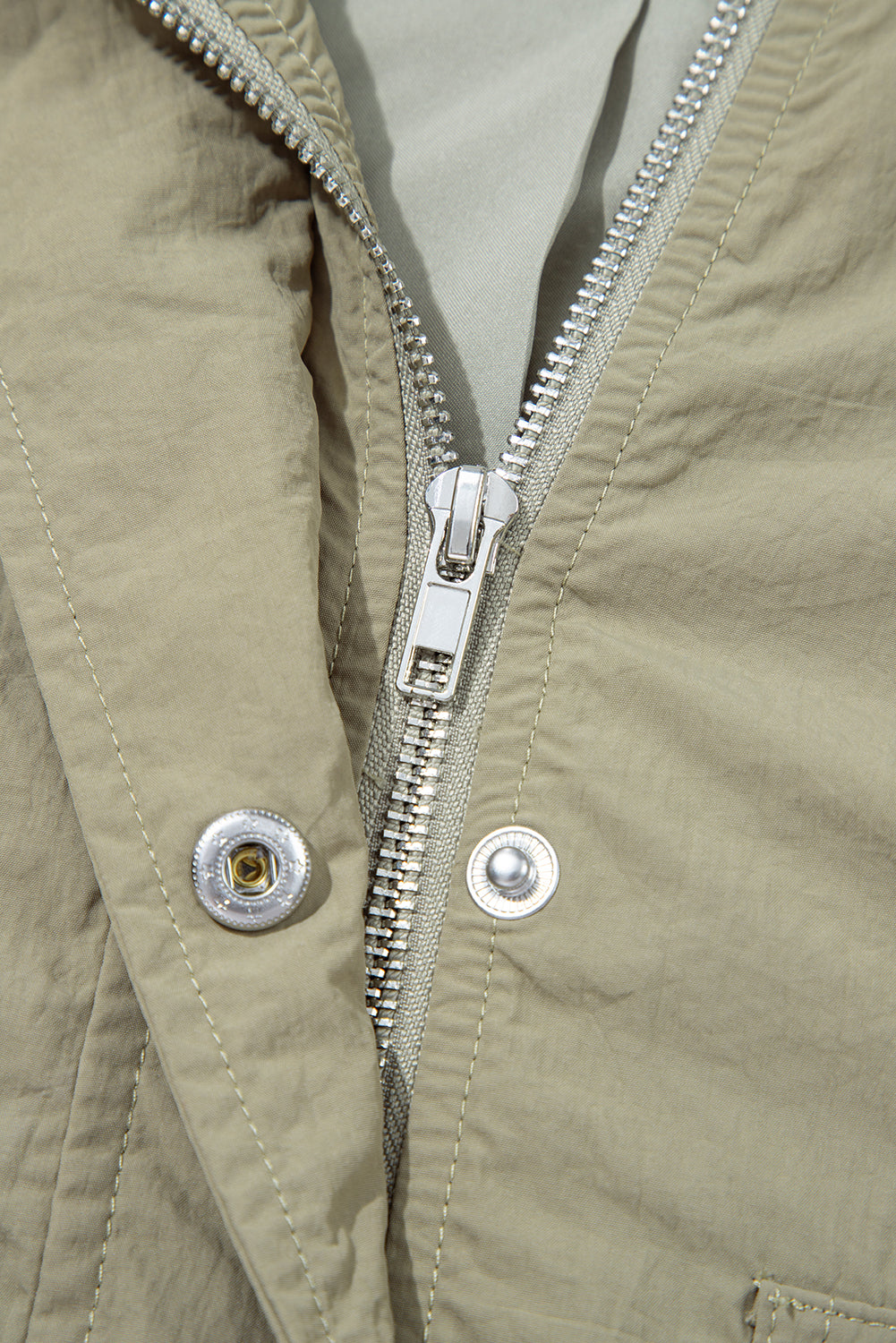 Chaqueta utilitaria corta con capucha y bolsillos con cremallera en verde laurel