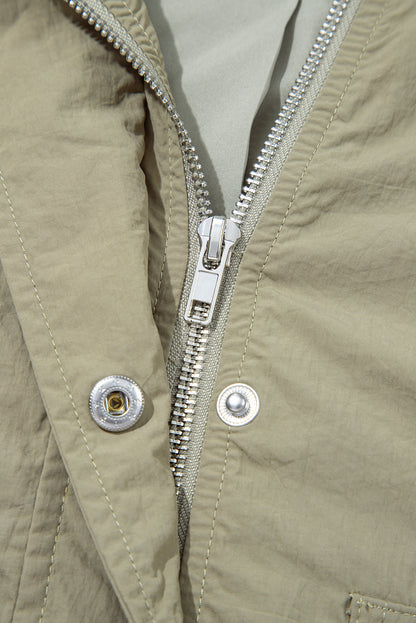 Chaqueta utilitaria corta con capucha y bolsillos con cremallera en verde laurel