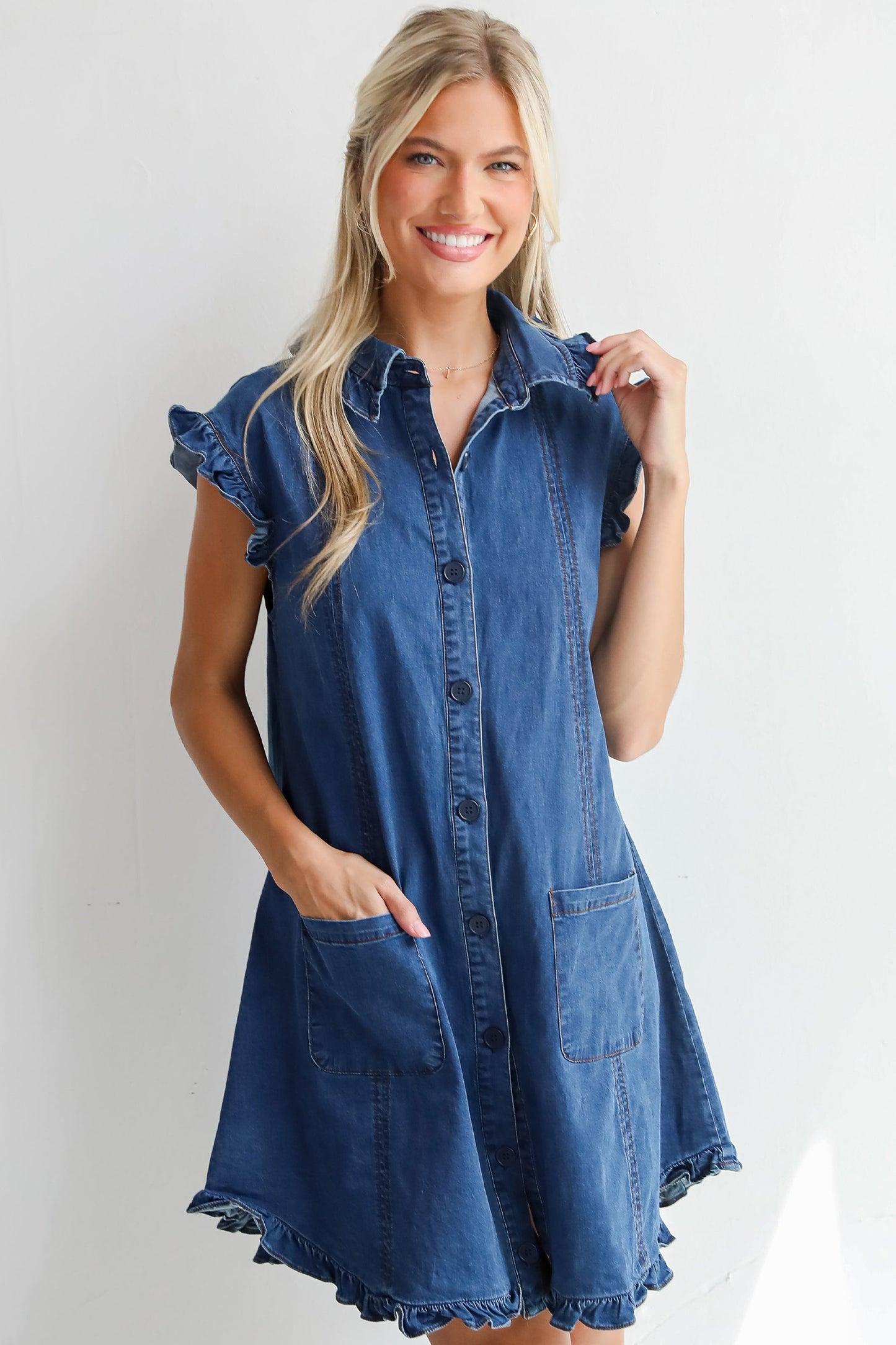 Vestido vaquero azul marinero con cuello, ribete con volantes y bolsillos