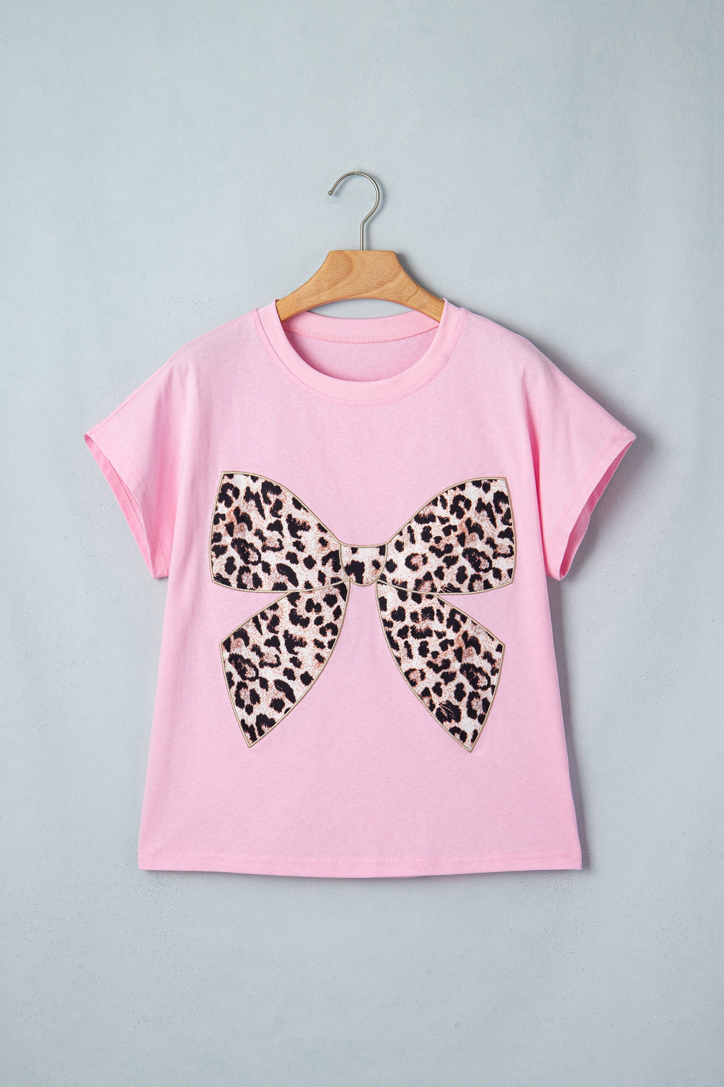 Camiseta de algodón con cuello redondo, estampado de leopardo rosa y lazo bordado