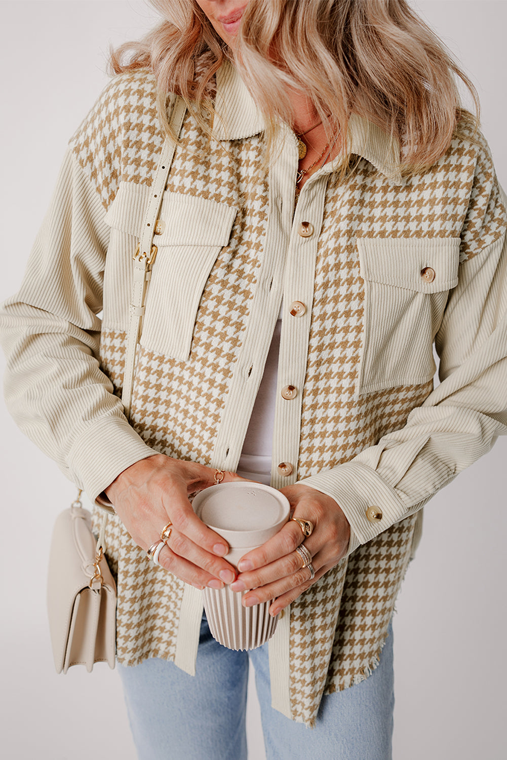 Chaqueta de pana de pata de gallo estilo shacket con bolsillos de solapa en color pergamino