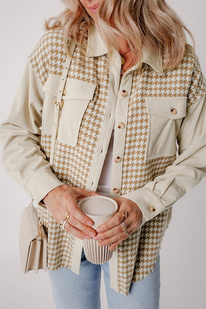 Chaqueta de pana de pata de gallo estilo shacket con bolsillos de solapa en color pergamino