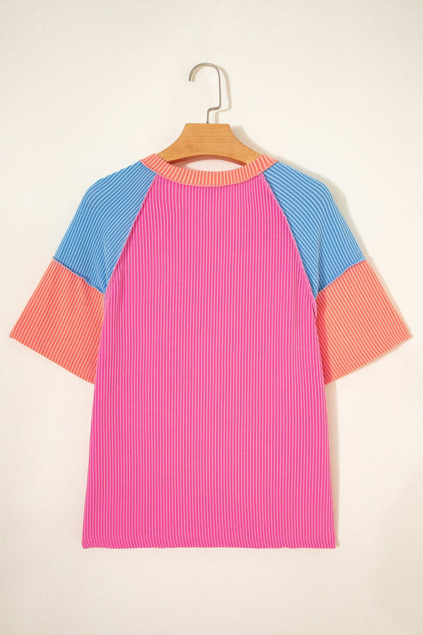 Camiseta de canalé retorcido con bloques de color rojo rosa
