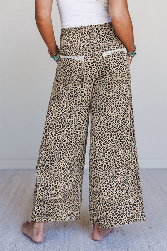 Pantalones de punto de rizo de pierna ancha con estampado animal caqui