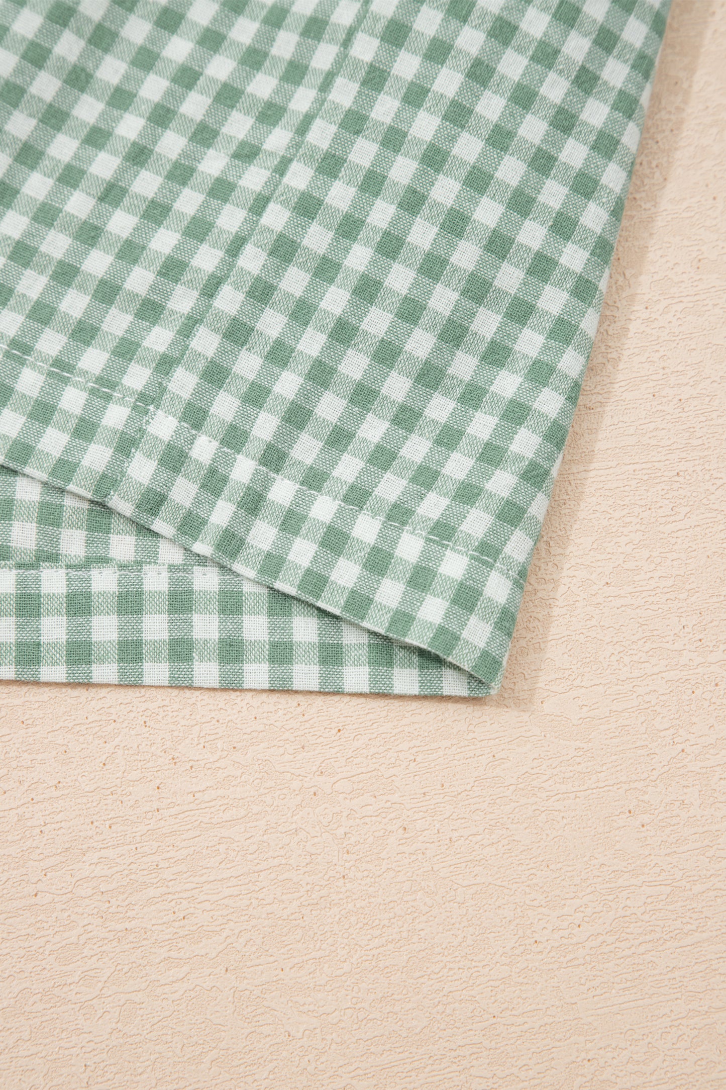 Pantalones cortos de talla grande con estampado de cuadros y ribete verde en contraste