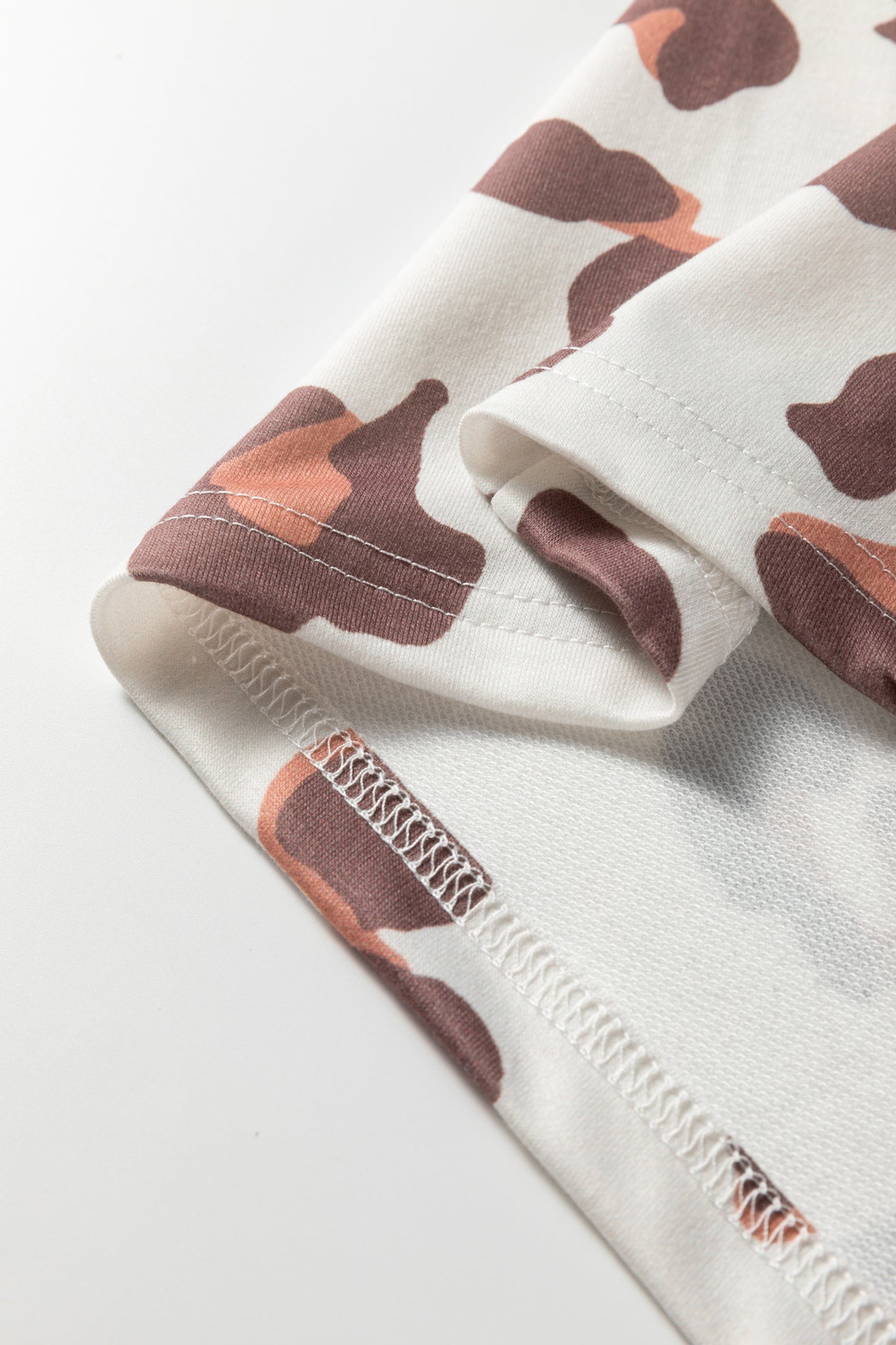 Pantalones sueltos de chándal color beige con estampado de leopardo y bolsillos de parche