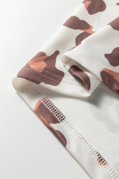 Pantalones sueltos de chándal color beige con estampado de leopardo y bolsillos de parche