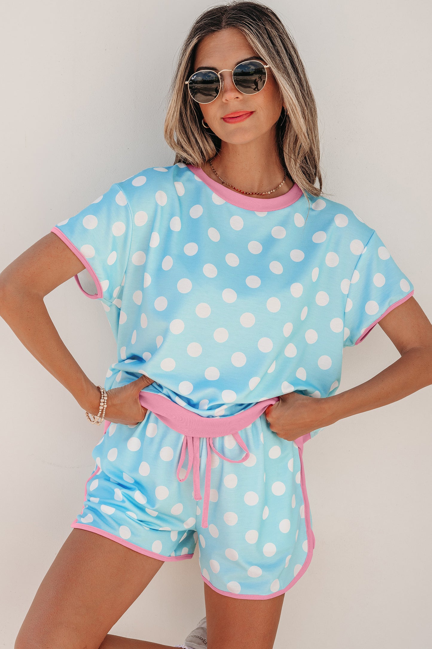 Conjunto casual corto azul cielo con lunares y borde en contraste