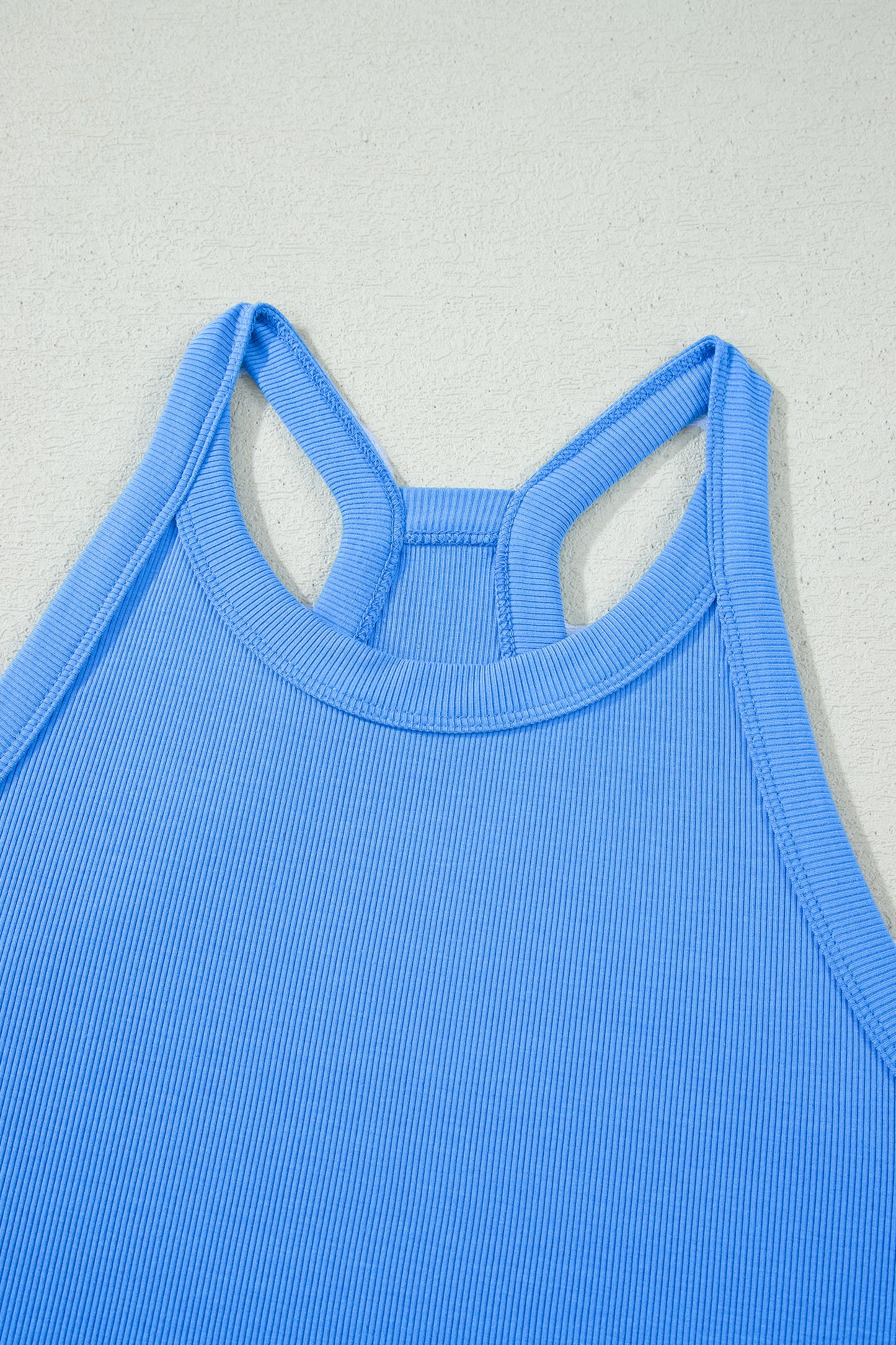 Conjunto de 2 piezas de top sin mangas ajustado azul cielo y shorts elásticos de cintura alta