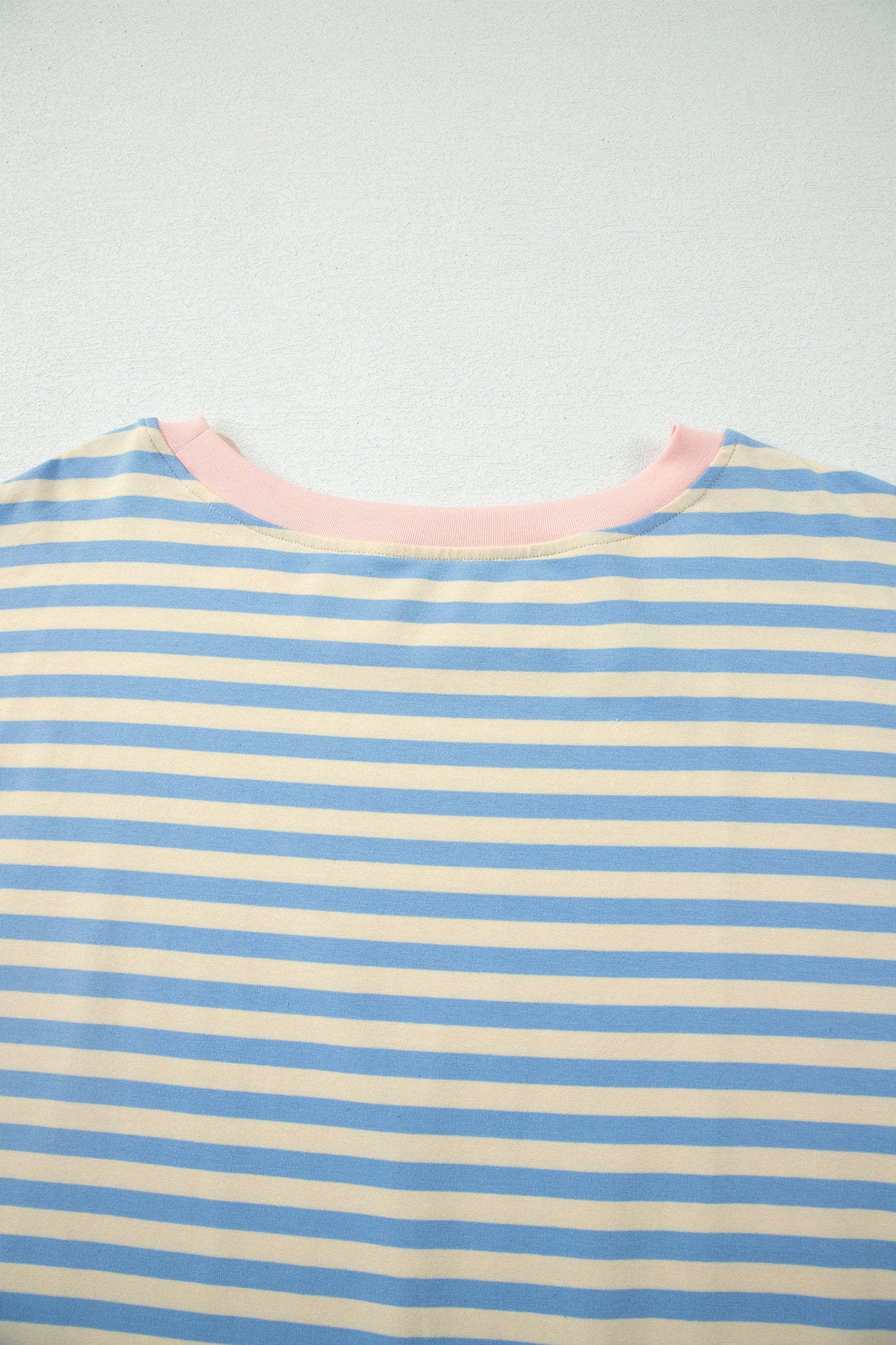 Camiseta de talla grande con rayas celestes, hombros caídos y ribete en contraste con cuello redondo