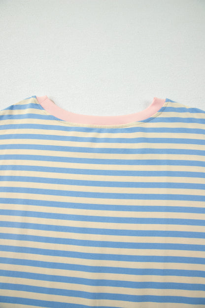 Camiseta de talla grande con rayas celestes, hombros caídos y ribete en contraste con cuello redondo