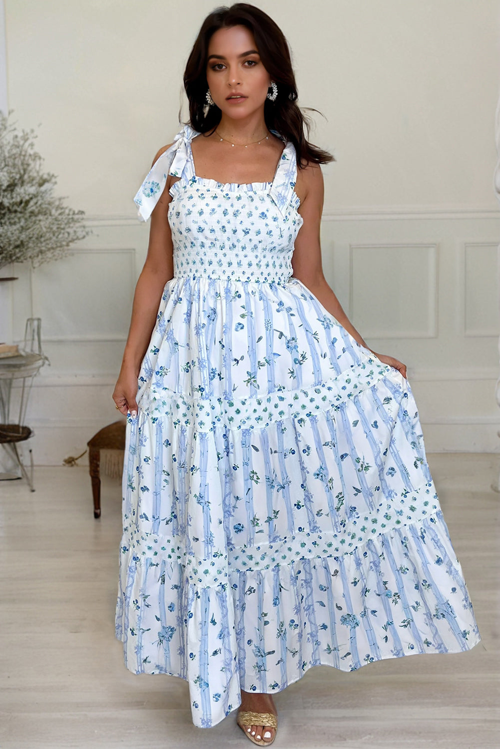 Vestido largo fruncido azul cielo con estampado floral y tirantes anudados de corte A y capas escalonadas