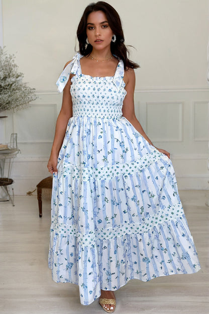 Vestido largo fruncido azul cielo con estampado floral y tirantes anudados de corte A y capas escalonadas