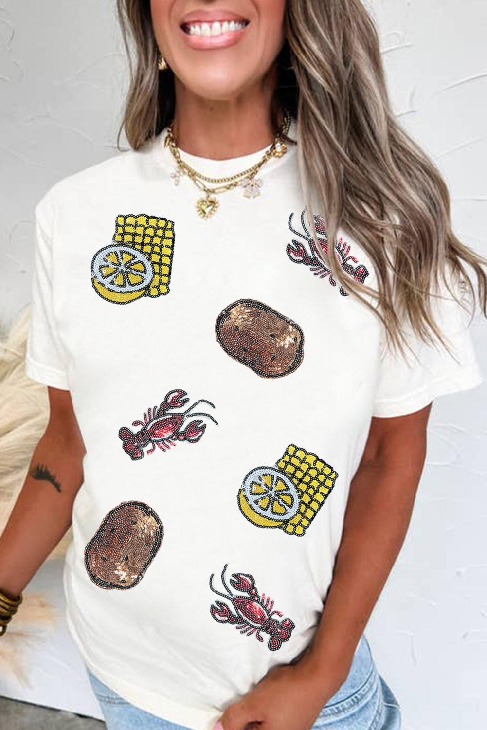 Camiseta blanca con cuello redondo, estampado de lentejuelas, cangrejo, patata, limón y maíz