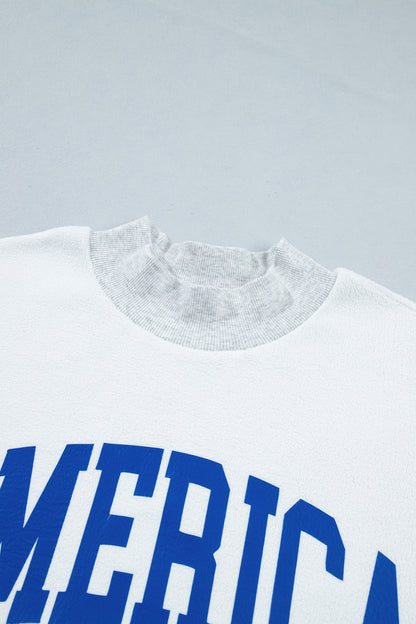 Sudadera gris claro con cuello simulado y gráfico reversible de EE. UU./América