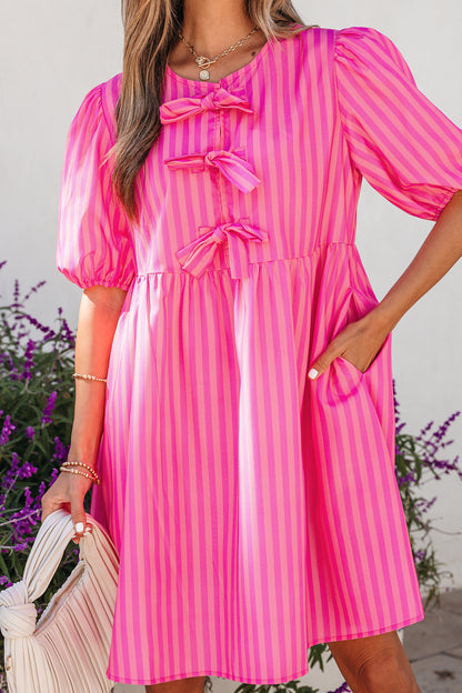 Minivestido con lazo y detalle de manga corta abullonada con estampado de rayas rosas
