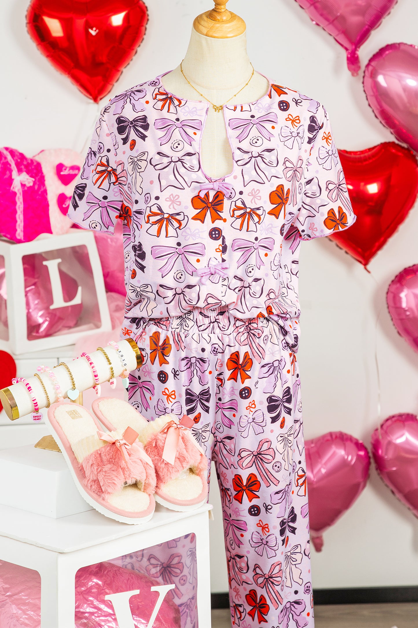 Pijama de pantalón corto con botones, lazos diversos, estampado y ribete en contraste en color rosa