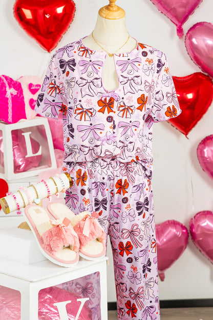 Pijama de pantalón corto con botones, lazos diversos, estampado y ribete en contraste en color rosa