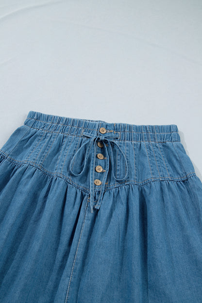 Minifalda vaquera celeste con botones, plisada, de talle alto con cordón