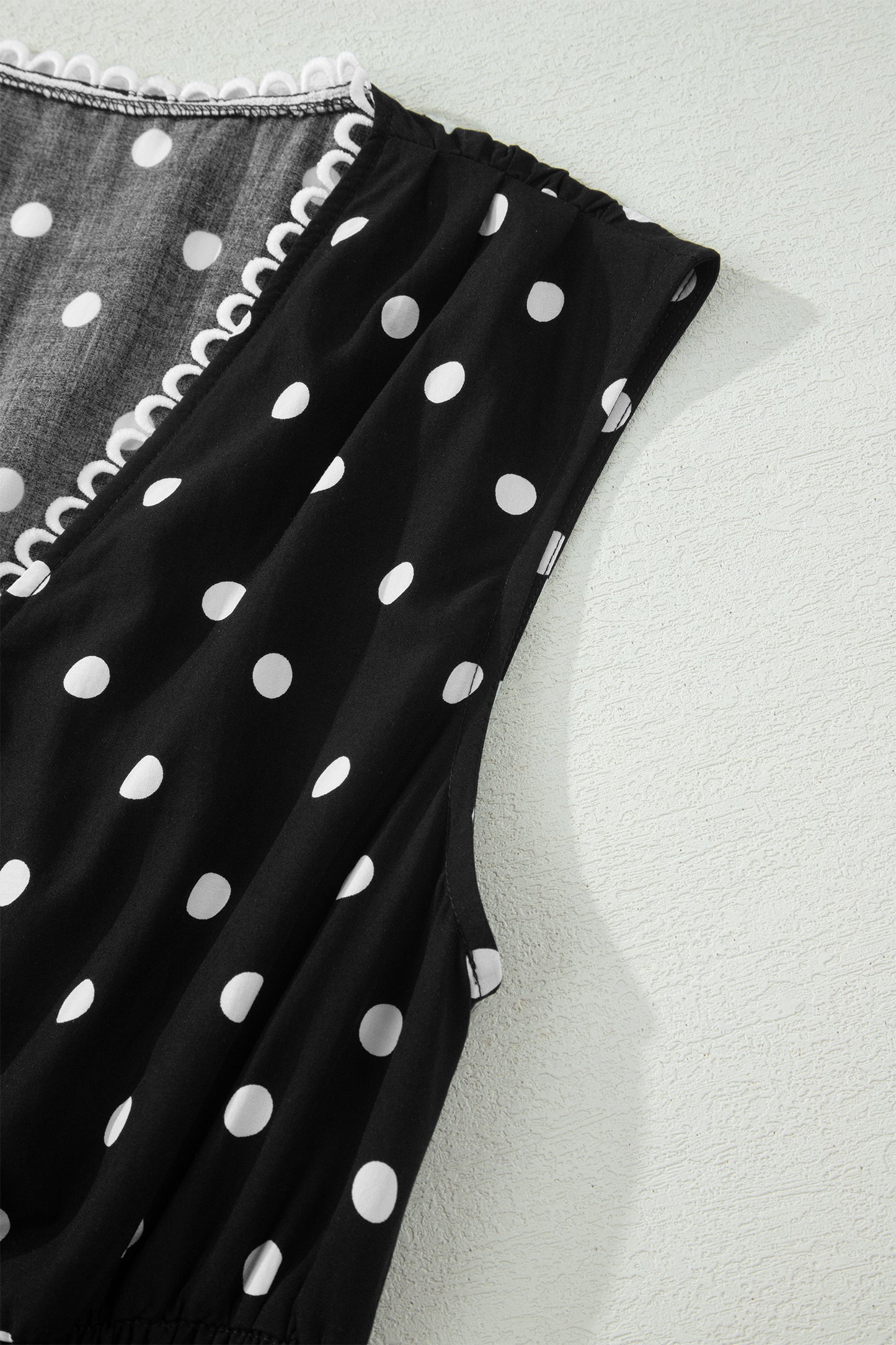 Vestido sin mangas con cremallera, cuello en V, ribete en contraste y estampado de lunares negros
