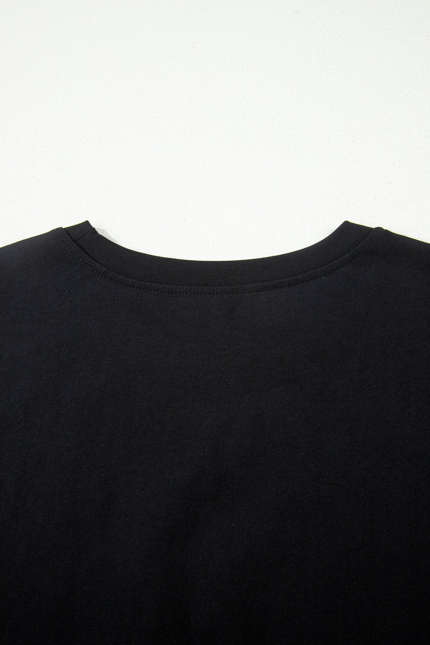 Camiseta de algodón con cuello redondo, lazo de leopardo negro bordado
