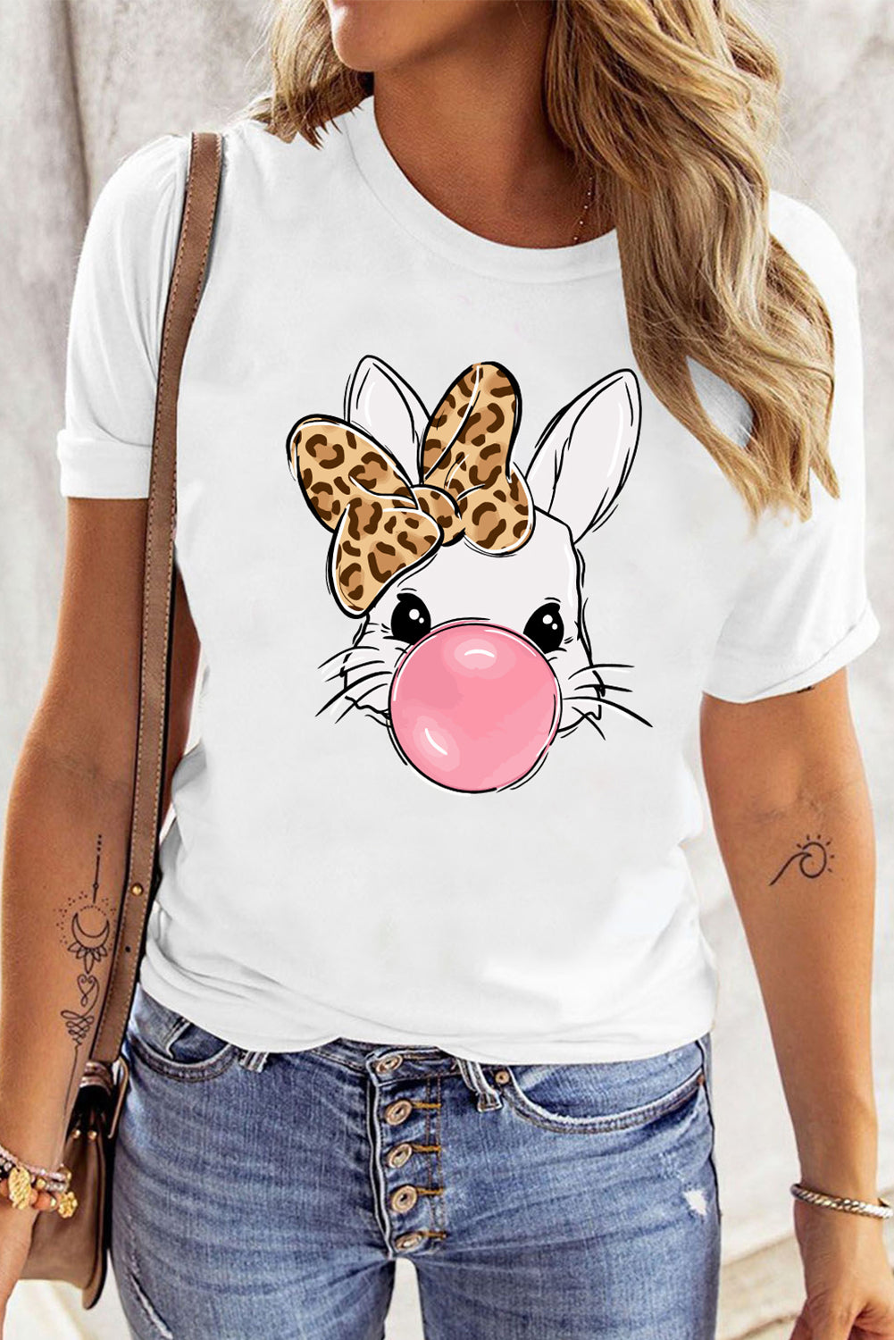 Camiseta estampada de conejo con lazo de leopardo blanco y burbujas