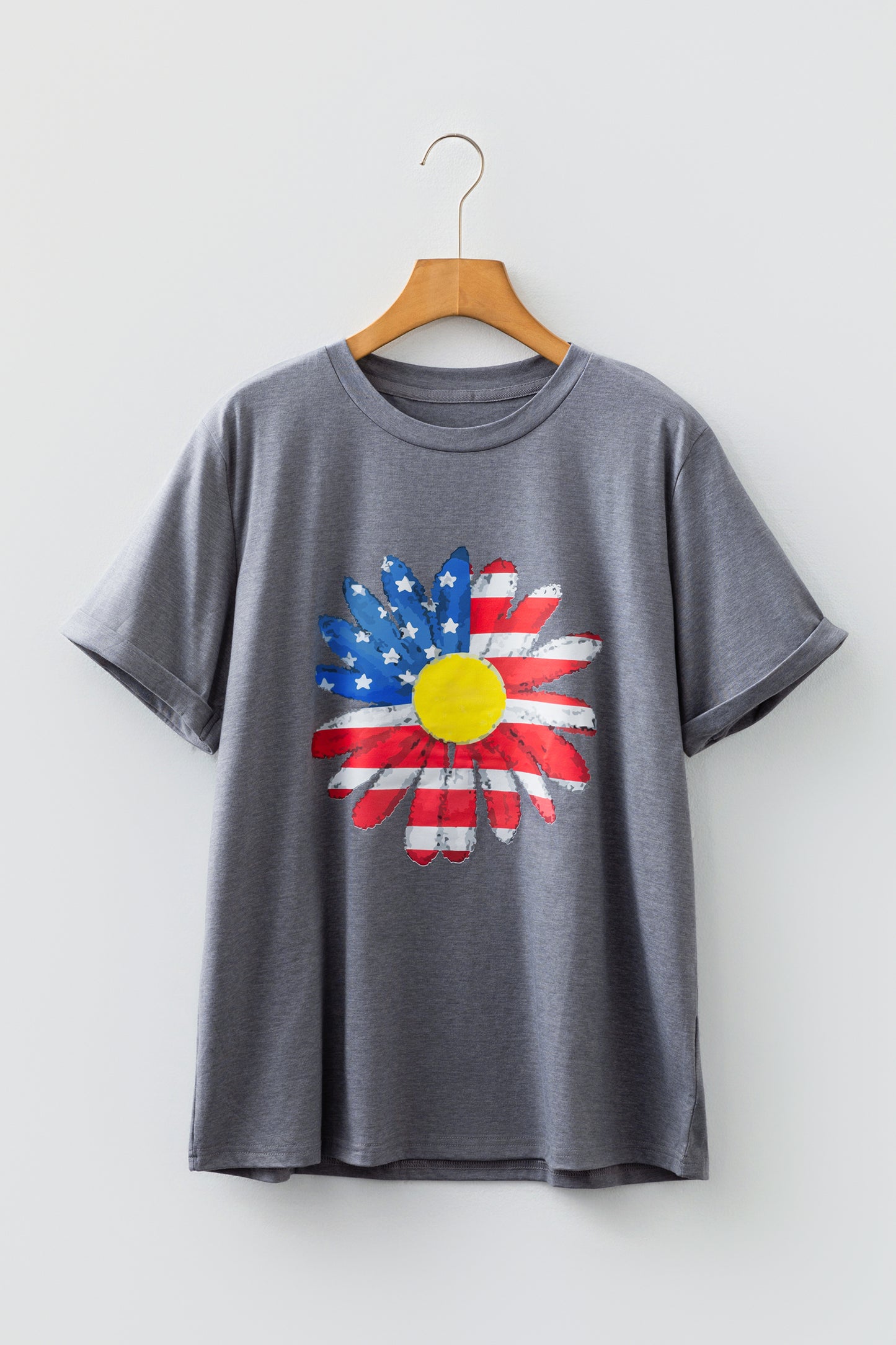Camiseta con cuello redondo y estampado de girasol con diseño de bandera gris