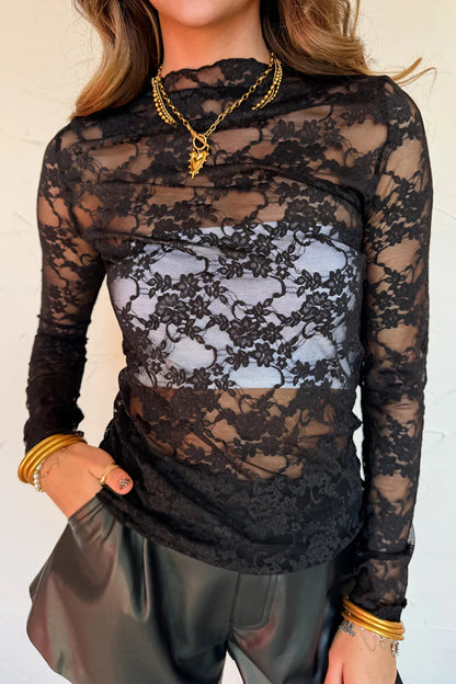 Top de manga larga de encaje floral semitransparente negro con cuello simulado y dobladillo ondulado