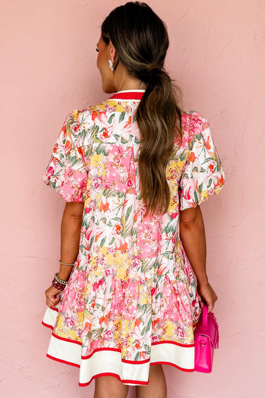 Vestido Mini Rosa con Estampado Floral y Bloques de Color, Ribetes en Contraste, Cuello en V y Bajo con Volantes