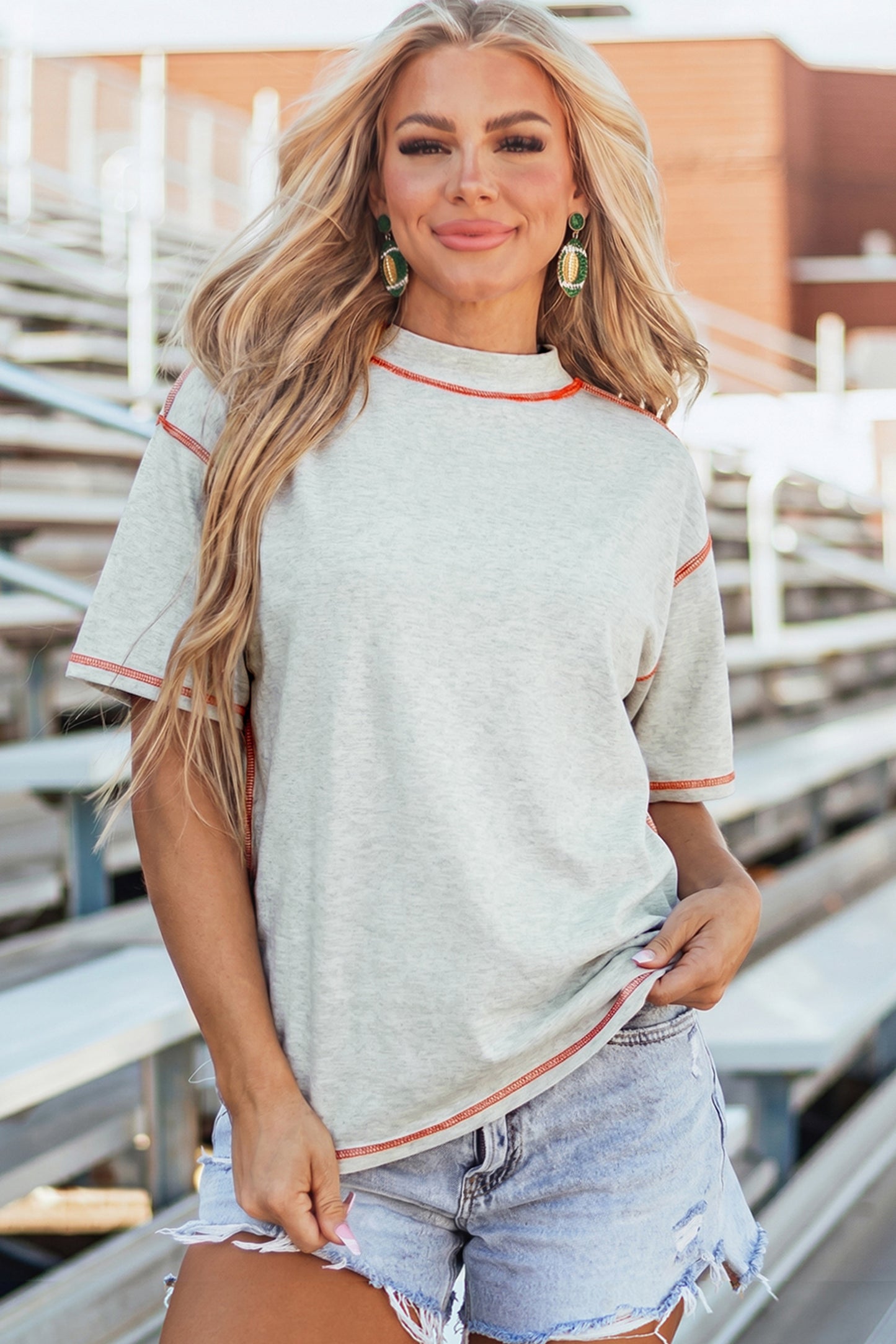 Camiseta reversible gris claro con costuras en contraste