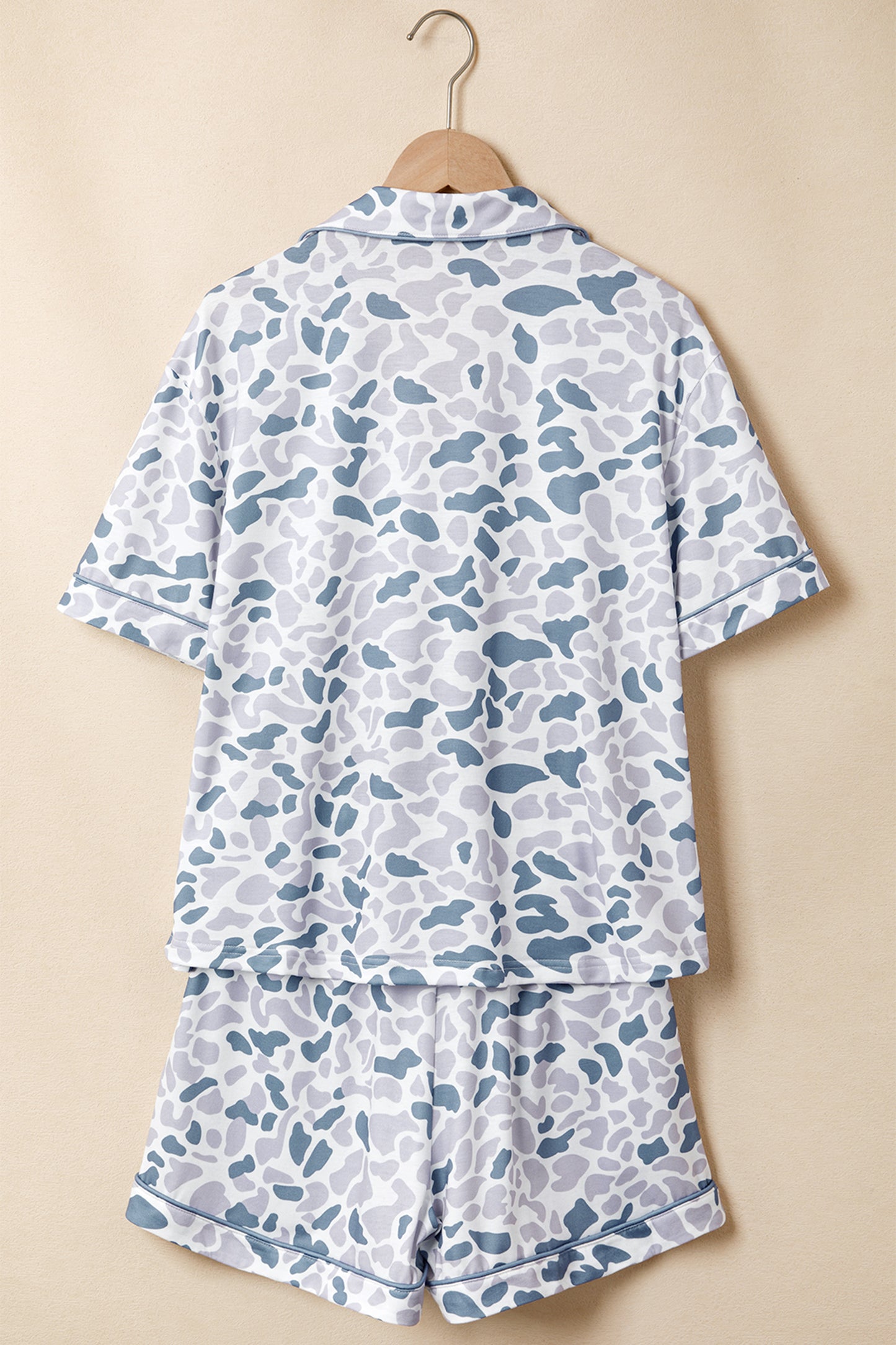 Conjunto de pijama de 2 piezas con estampado de camuflaje beige con solapa y cordón para shorts