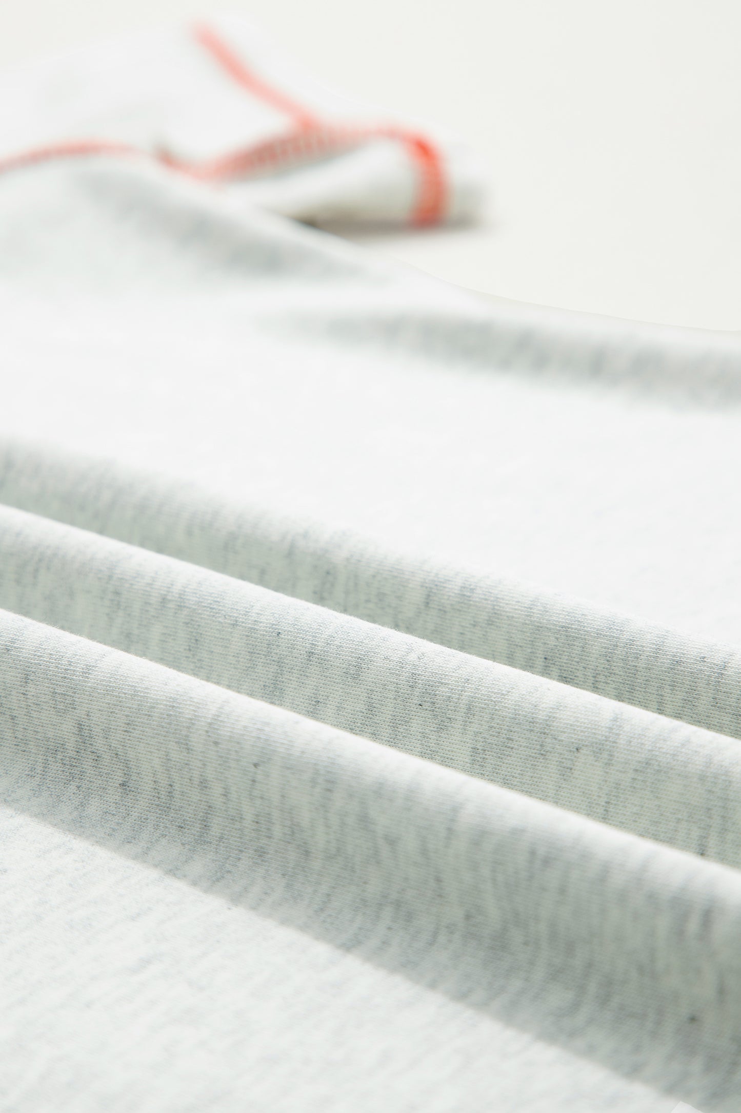 Camiseta reversible gris claro con costuras en contraste